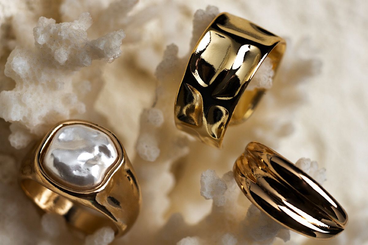 Wasserfester Edelstahl Schmuck im Sand